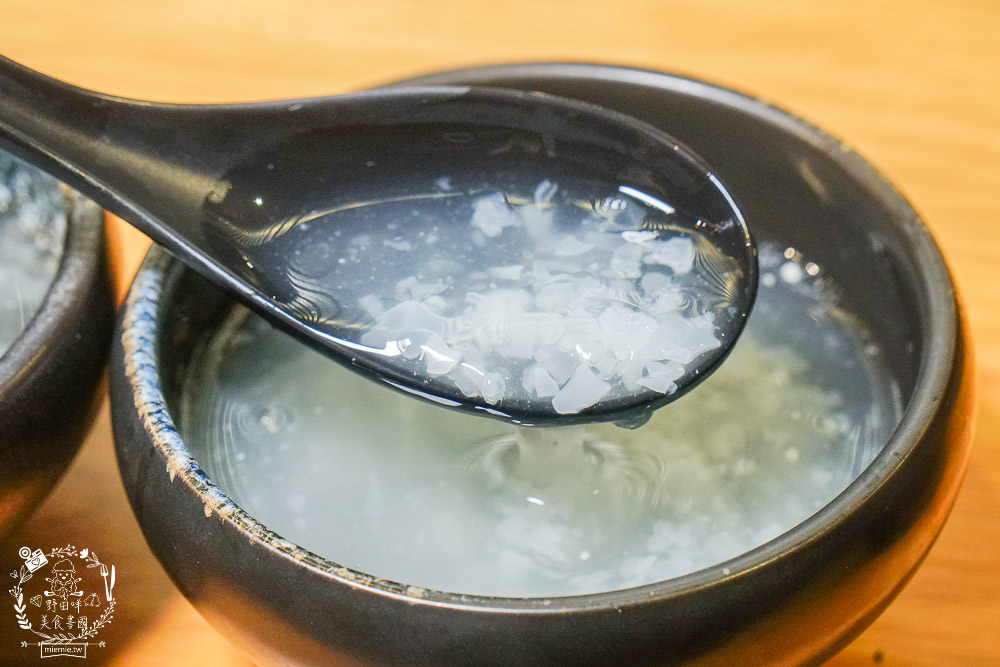 台中[哼！燒肉]超人氣精緻燒肉最低220元起!5款開胃小菜跟飲料免費享用?一個人也可以去的韓系工業風燒肉店