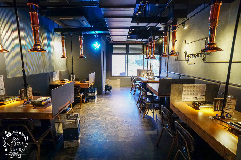 台中[哼！燒肉]超人氣精緻燒肉最低220元起!5款開胃小菜跟飲料免費享用?一個人也可以去的韓系工業風燒肉店