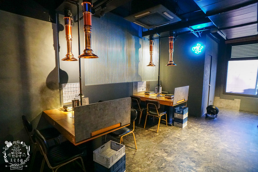 台中[哼！燒肉]超人氣精緻燒肉最低220元起!5款開胃小菜跟飲料免費享用?一個人也可以去的韓系工業風燒肉店