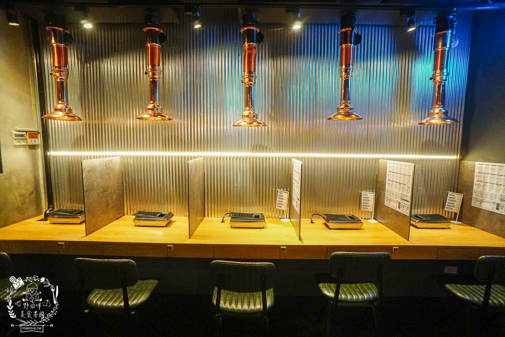 台中[哼！燒肉]超人氣精緻燒肉最低220元起!5款開胃小菜跟飲料免費享用?一個人也可以去的韓系工業風燒肉店