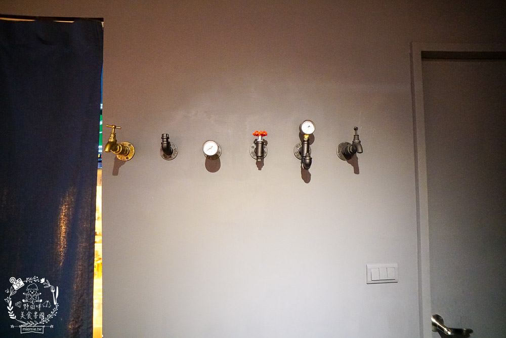 台中[哼！燒肉]超人氣精緻燒肉最低220元起!5款開胃小菜跟飲料免費享用?一個人也可以去的韓系工業風燒肉店