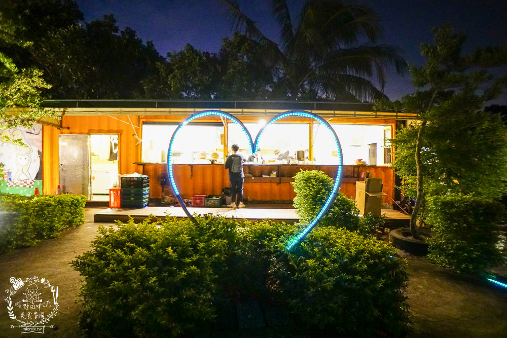 台中景觀餐廳[啡文學龍井店]百萬夜景滿天星空絢爛閃爍!龍貓巴士站牌超好拍!營業到凌晨3點?