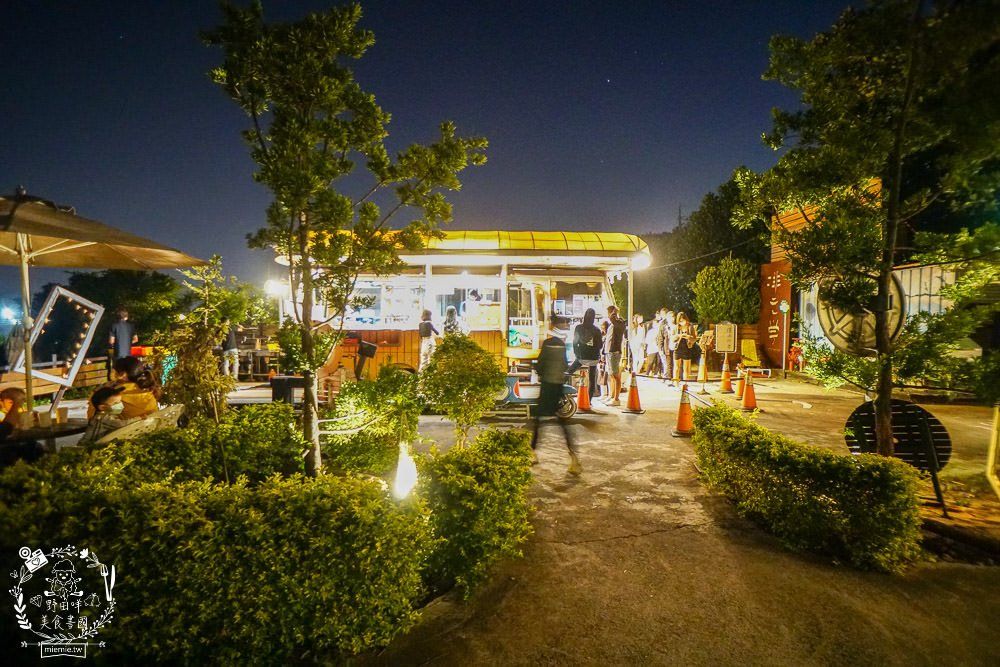 台中景觀餐廳[啡文學龍井店]百萬夜景滿天星空絢爛閃爍!龍貓巴士站牌超好拍!營業到凌晨3點?