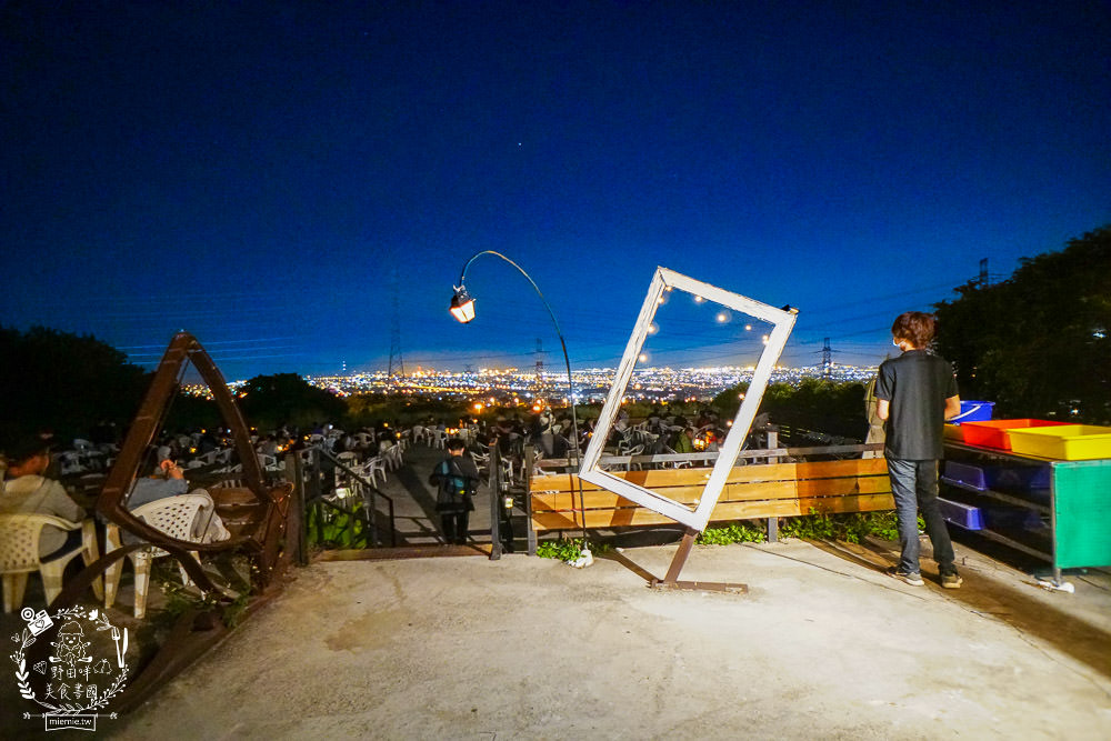 台中景觀餐廳[啡文學龍井店]百萬夜景滿天星空絢爛閃爍!龍貓巴士站牌超好拍!營業到凌晨3點?