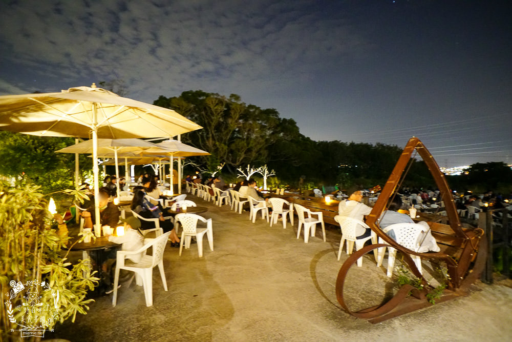台中景觀餐廳[啡文學龍井店]百萬夜景滿天星空絢爛閃爍!龍貓巴士站牌超好拍!營業到凌晨3點?