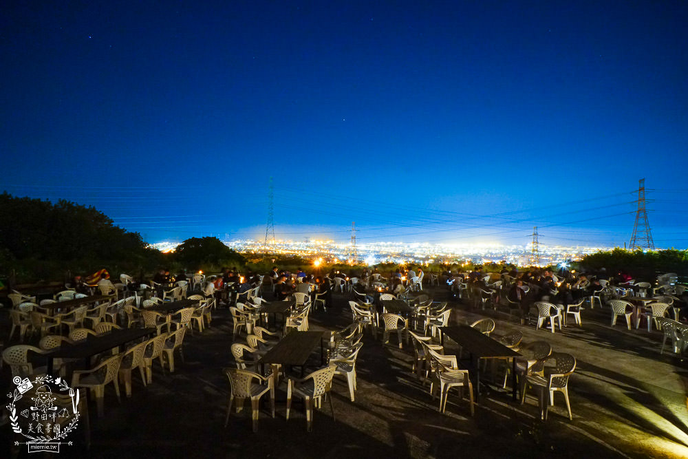 台中景觀餐廳[啡文學龍井店]百萬夜景滿天星空絢爛閃爍!龍貓巴士站牌超好拍!營業到凌晨3點?