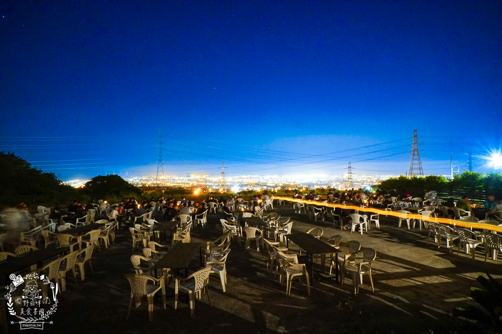 台中景觀餐廳[啡文學龍井店]百萬夜景滿天星空絢爛閃爍!龍貓巴士站牌超好拍!營業到凌晨3點?