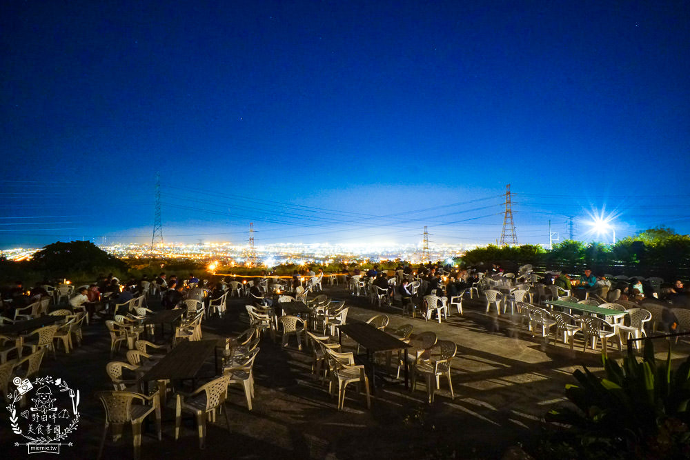台中景觀餐廳[啡文學龍井店]百萬夜景滿天星空絢爛閃爍!龍貓巴士站牌超好拍!營業到凌晨3點?