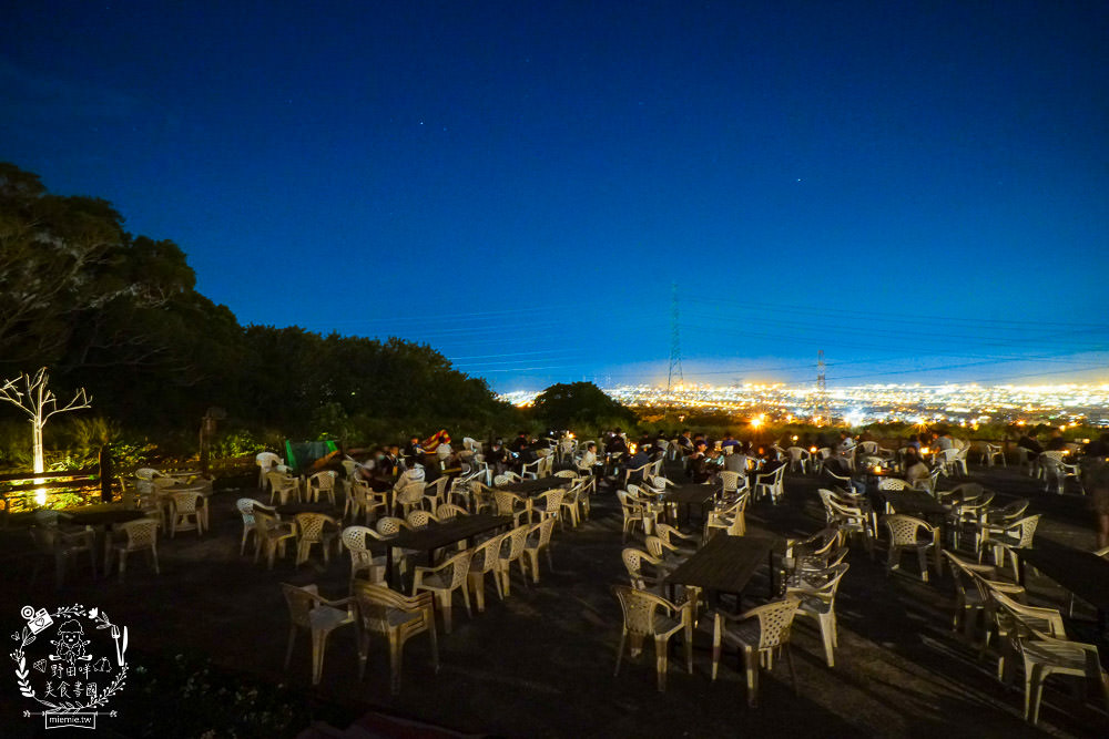 台中景觀餐廳[啡文學龍井店]百萬夜景滿天星空絢爛閃爍!龍貓巴士站牌超好拍!營業到凌晨3點?