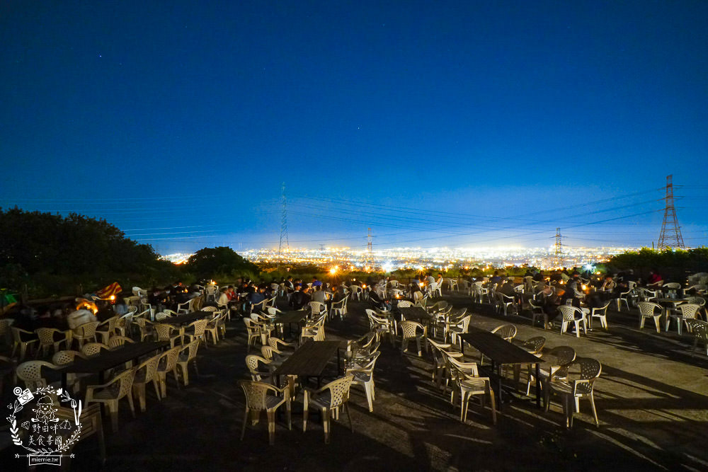 台中景觀餐廳[啡文學龍井店]百萬夜景滿天星空絢爛閃爍!龍貓巴士站牌超好拍!營業到凌晨3點?