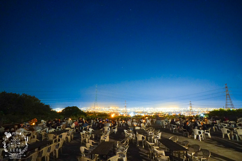 台中景觀餐廳[啡文學龍井店]百萬夜景滿天星空絢爛閃爍!龍貓巴士站牌超好拍!營業到凌晨3點?