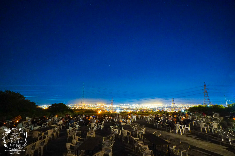 台中景觀餐廳[啡文學龍井店]百萬夜景滿天星空絢爛閃爍!龍貓巴士站牌超好拍!營業到凌晨3點?