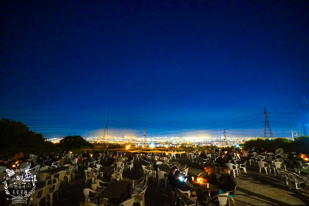 台中景觀餐廳[啡文學龍井店]百萬夜景滿天星空絢爛閃爍!龍貓巴士站牌超好拍!營業到凌晨3點?
