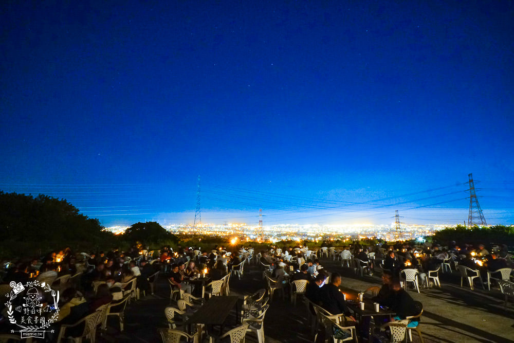 台中景觀餐廳[啡文學龍井店]百萬夜景滿天星空絢爛閃爍!龍貓巴士站牌超好拍!營業到凌晨3點?