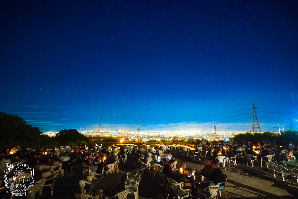 台中景觀餐廳[啡文學龍井店]百萬夜景滿天星空絢爛閃爍!龍貓巴士站牌超好拍!營業到凌晨3點?