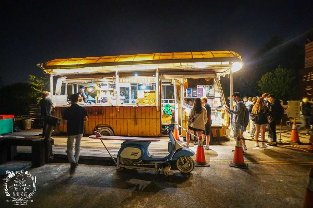台中景觀餐廳[啡文學龍井店]百萬夜景滿天星空絢爛閃爍!龍貓巴士站牌超好拍!營業到凌晨3點?