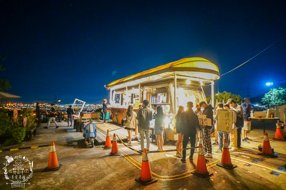 台中景觀餐廳[啡文學龍井店]百萬夜景滿天星空絢爛閃爍!龍貓巴士站牌超好拍!營業到凌晨3點?