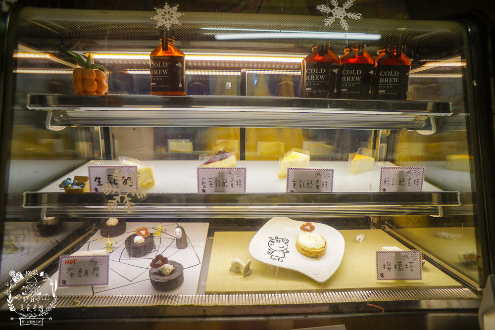 台中景觀餐廳[啡文學龍井店]百萬夜景滿天星空絢爛閃爍!龍貓巴士站牌超好拍!營業到凌晨3點?