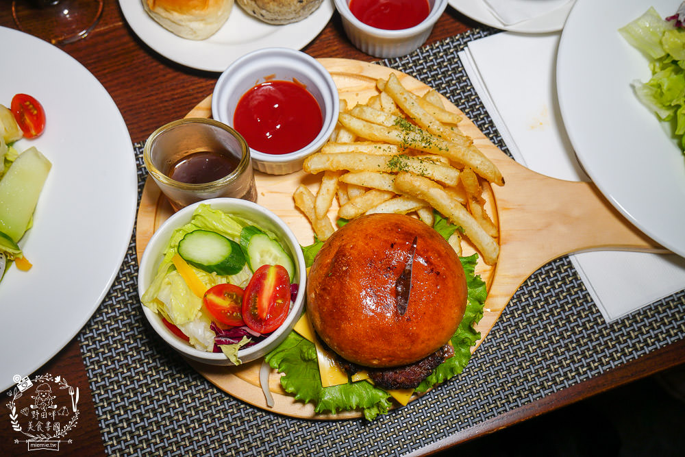 台中港酒店霸氣澎湃的自助早餐+Pier 88 餐酒館超復古舊美式+日式裝潢餐酒館 - 第70張圖 台中港酒店霸氣澎湃的自助早餐+Pier 88 餐酒館超復古舊美式+日式裝潢餐酒館