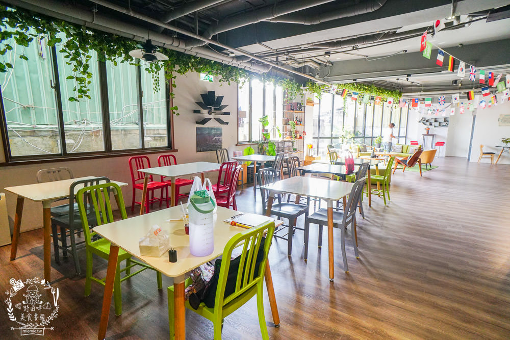 台南住宿推薦[仲青行旅]台南市中心的青年旅店/背包客棧!外面就是海安路宵夜美食街!