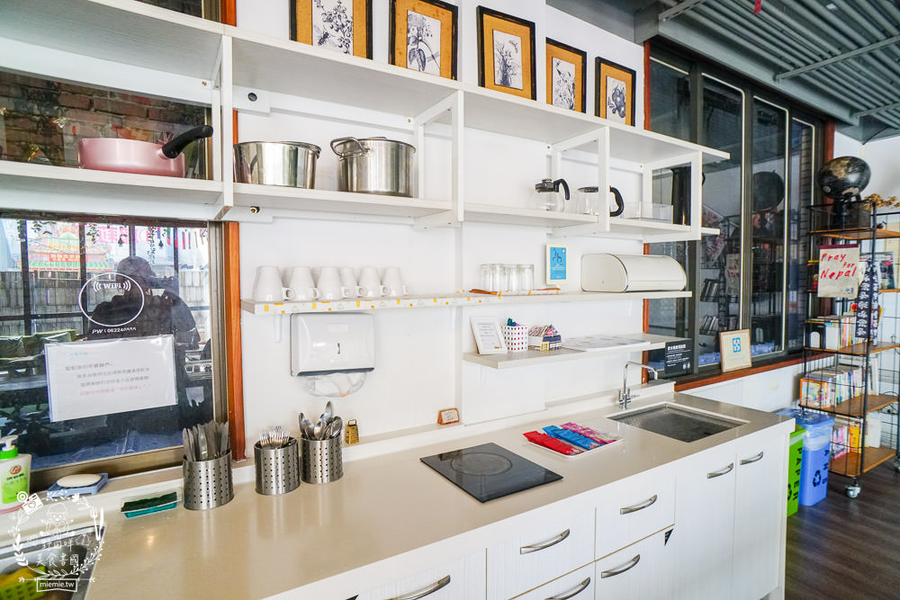 台南住宿推薦[仲青行旅]台南市中心的青年旅店/背包客棧!外面就是海安路宵夜美食街!