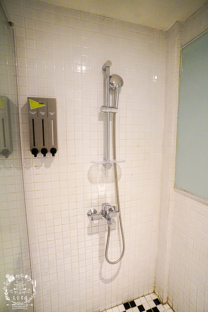 台南住宿推薦[仲青行旅]台南市中心的青年旅店/背包客棧!外面就是海安路宵夜美食街!