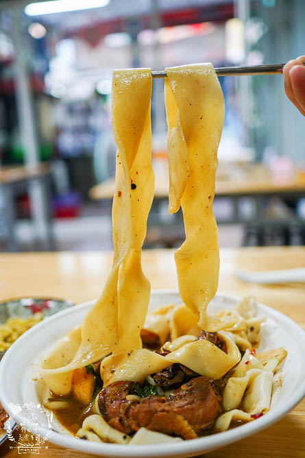 品新疆拉麵館|高雄居然可以吃到超有飽足感的Q彈皮帶麵!口味超特別的大盤雞!