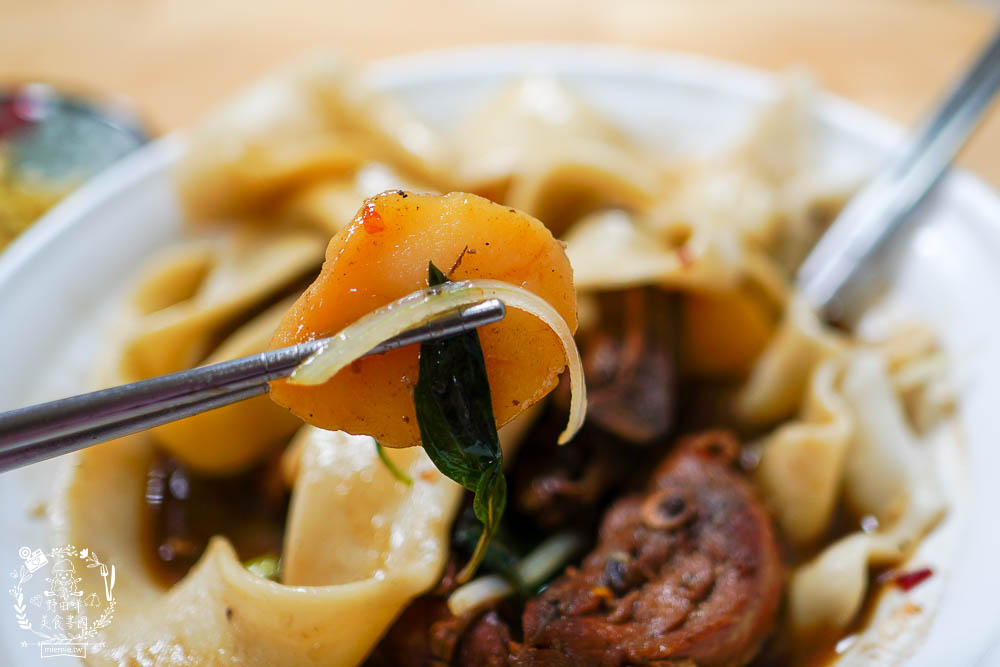 品新疆拉麵館|高雄居然可以吃到超有飽足感的Q彈皮帶麵!口味超特別的大盤雞!