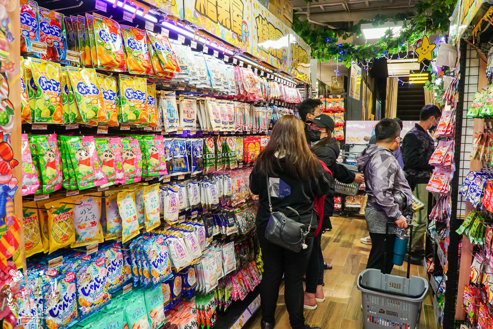 台灣首店唐吉訶德DON DON DONKI西門店24小時營業!生魚片促銷超便宜!日本零食買到購物籃滿出來~