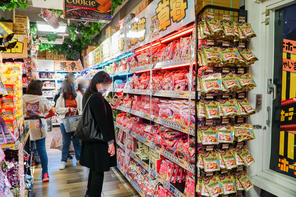 台灣首店唐吉訶德DON DON DONKI西門店24小時營業!生魚片促銷超便宜!日本零食買到購物籃滿出來~