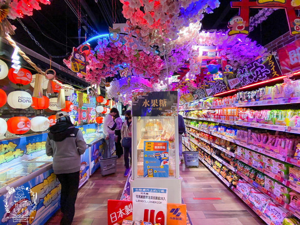 台灣首店唐吉訶德DON DON DONKI西門店24小時營業!生魚片促銷超便宜!日本零食買到購物籃滿出來~