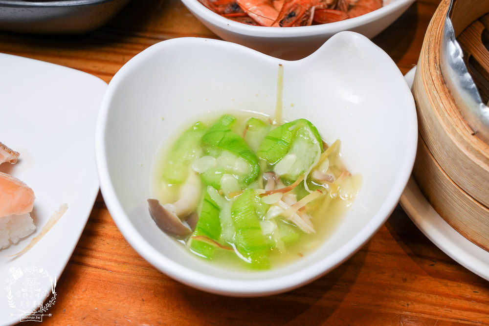 高雄[喜憨兒創作料理]連平日都座無虛席的超人氣日式料理吃到飽!居然有鮭魚卵壽司跟生魚片!