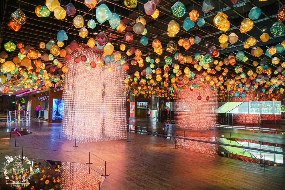 喜樂時代影城高雄總圖店開幕啦!七種電影主題曲的絕美藝術光雕秀!法拉利頂級皮革座椅超舒適!