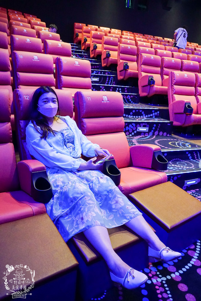 喜樂時代影城高雄總圖店開幕啦!七種電影主題曲的絕美藝術光雕秀!法拉利頂級皮革座椅超舒適!