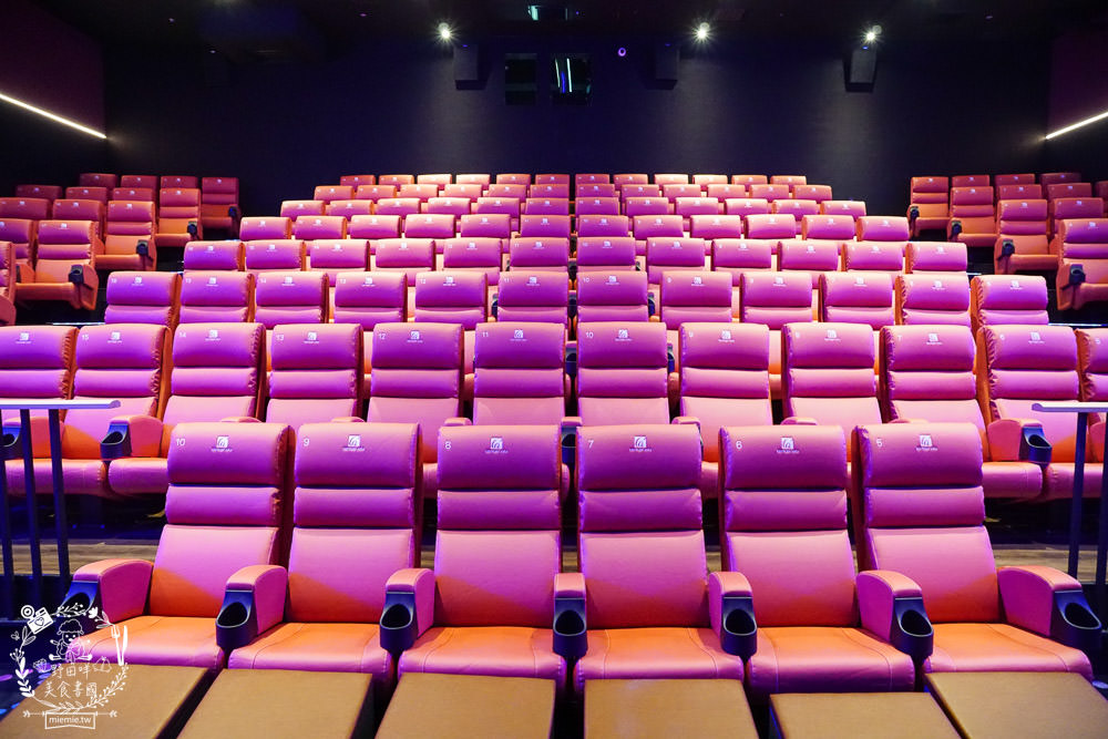喜樂時代影城高雄總圖店開幕啦!七種電影主題曲的絕美藝術光雕秀!法拉利頂級皮革座椅超舒適!