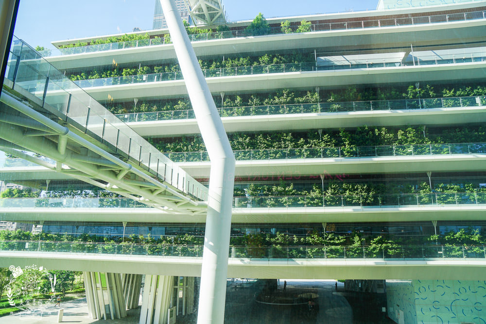 喜樂時代影城高雄總圖店開幕啦!七種電影主題曲的絕美藝術光雕秀!法拉利頂級皮革座椅超舒適!