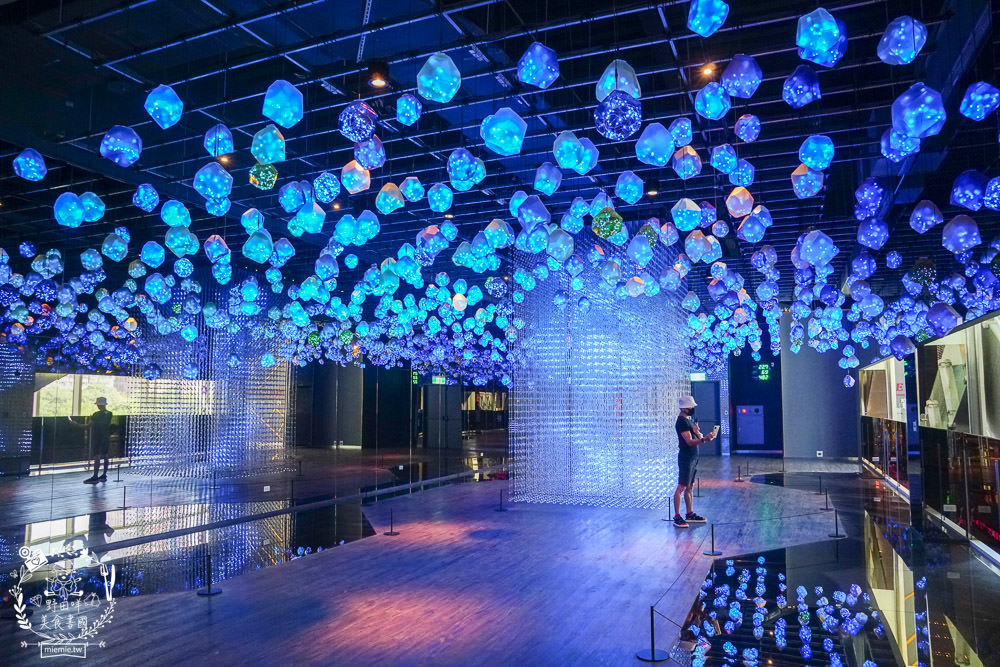 喜樂時代影城高雄總圖店開幕啦!七種電影主題曲的絕美藝術光雕秀!法拉利頂級皮革座椅超舒適!