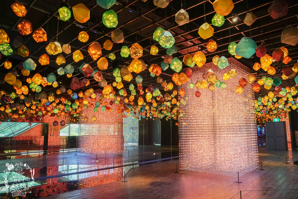 喜樂時代影城高雄總圖店開幕啦!七種電影主題曲的絕美藝術光雕秀!法拉利頂級皮革座椅超舒適!