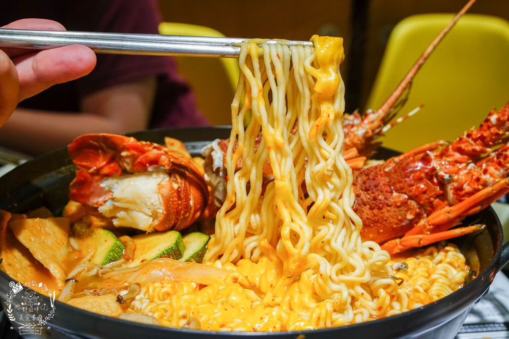 喝啥＆一日三餐|高雄488元就能品嚐到超澎湃的雙人龍蝦部隊鍋!超平價的複合式餐館回訪率超高!