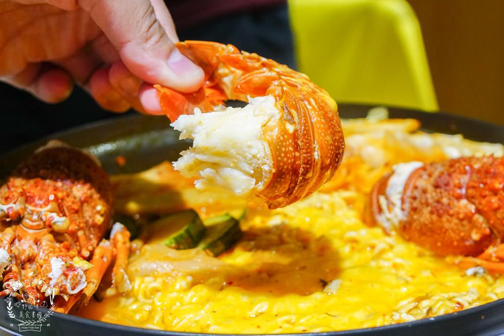 喝啥＆一日三餐|高雄488元就能品嚐到超澎湃的雙人龍蝦部隊鍋!超平價的複合式餐館回訪率超高!