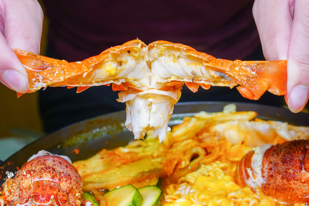 喝啥＆一日三餐|高雄488元就能品嚐到超澎湃的雙人龍蝦部隊鍋!超平價的複合式餐館回訪率超高!