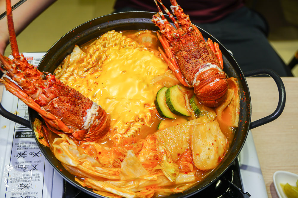喝啥＆一日三餐|高雄488元就能品嚐到超澎湃的雙人龍蝦部隊鍋!超平價的複合式餐館回訪率超高!