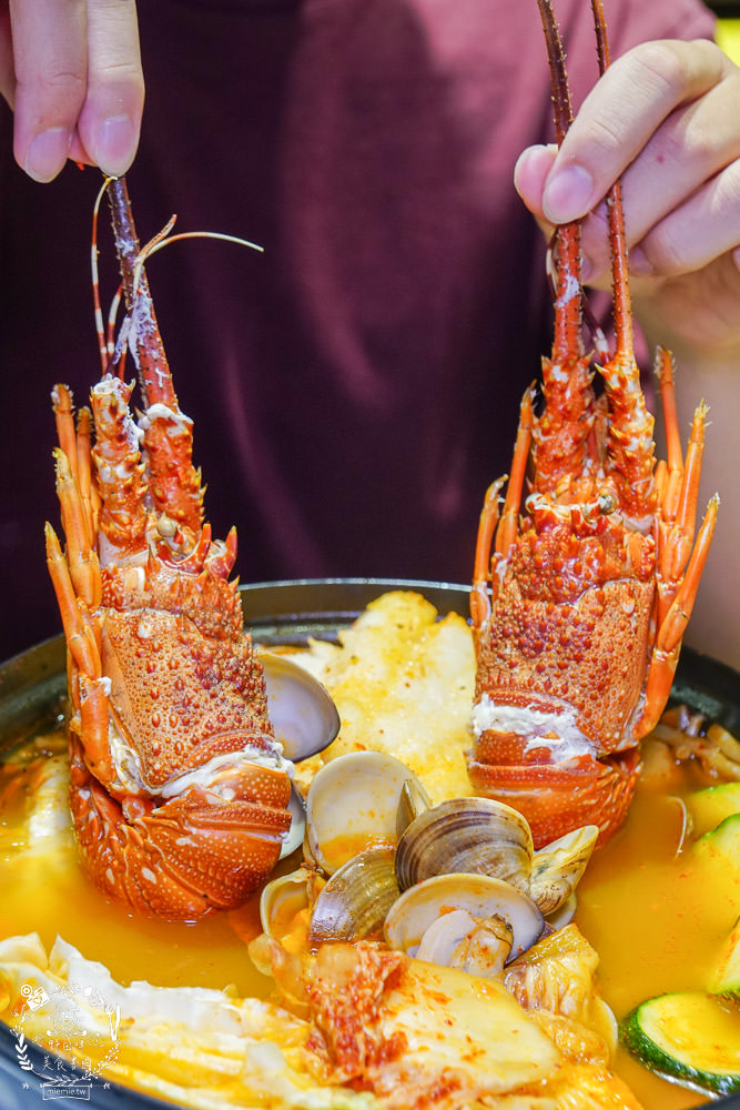喝啥＆一日三餐|高雄488元就能品嚐到超澎湃的雙人龍蝦部隊鍋!超平價的複合式餐館回訪率超高!