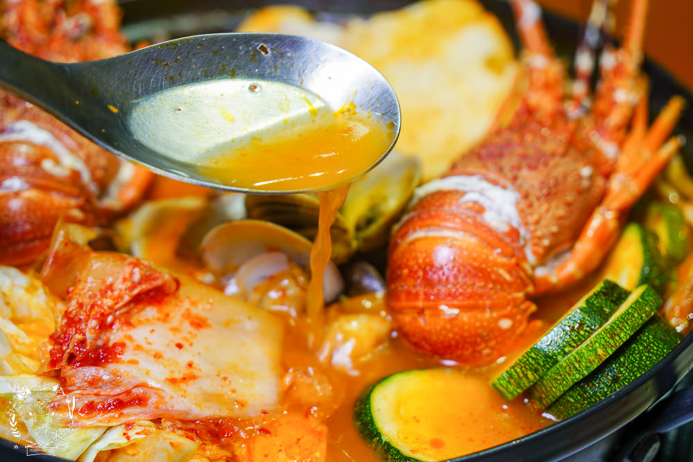 喝啥＆一日三餐|高雄488元就能品嚐到超澎湃的雙人龍蝦部隊鍋!超平價的複合式餐館回訪率超高!