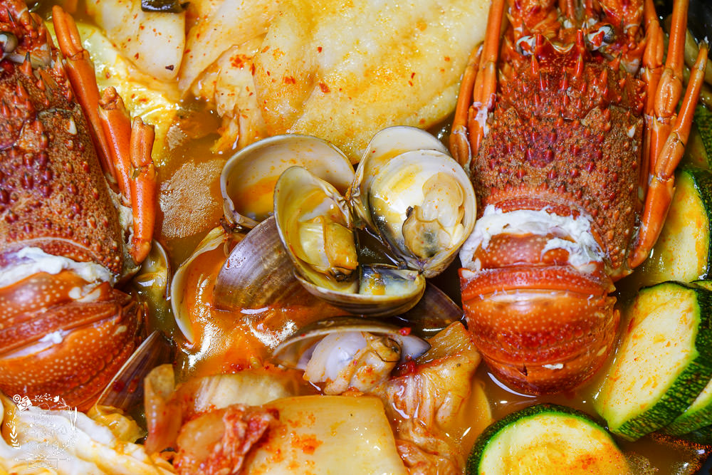 喝啥＆一日三餐|高雄488元就能品嚐到超澎湃的雙人龍蝦部隊鍋!超平價的複合式餐館回訪率超高!