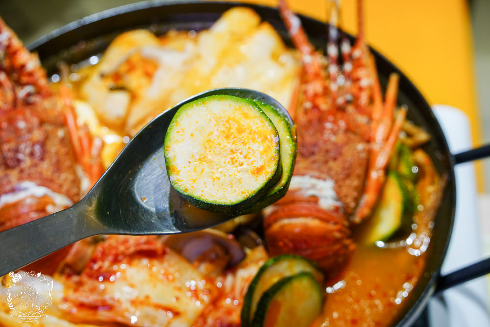 喝啥＆一日三餐|高雄488元就能品嚐到超澎湃的雙人龍蝦部隊鍋!超平價的複合式餐館回訪率超高!