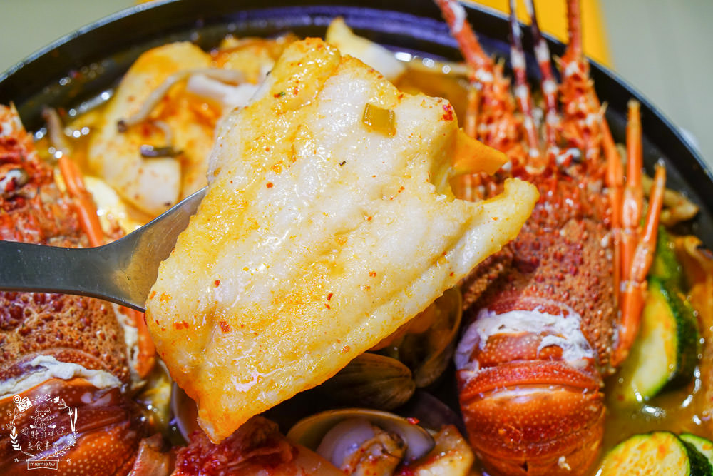 喝啥＆一日三餐|高雄488元就能品嚐到超澎湃的雙人龍蝦部隊鍋!超平價的複合式餐館回訪率超高!