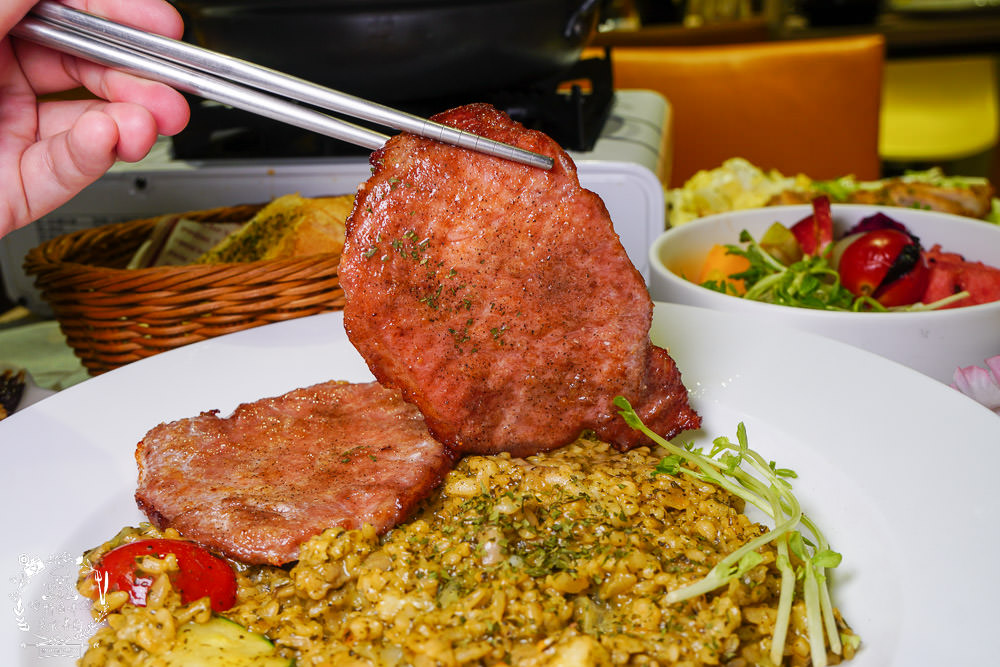 喝啥＆一日三餐|高雄488元就能品嚐到超澎湃的雙人龍蝦部隊鍋!超平價的複合式餐館回訪率超高!