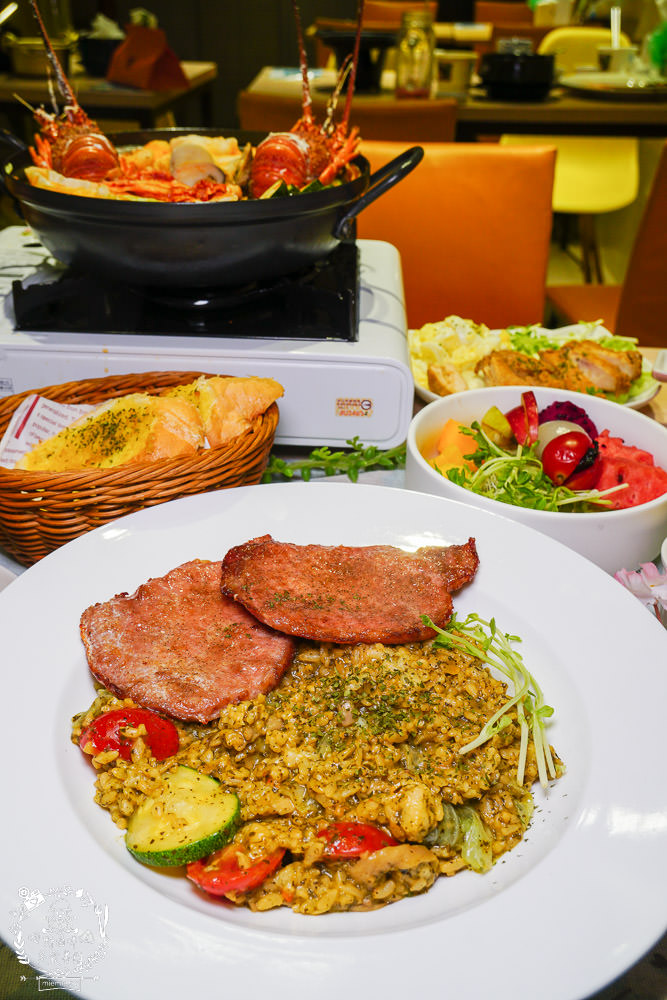 喝啥＆一日三餐|高雄488元就能品嚐到超澎湃的雙人龍蝦部隊鍋!超平價的複合式餐館回訪率超高!