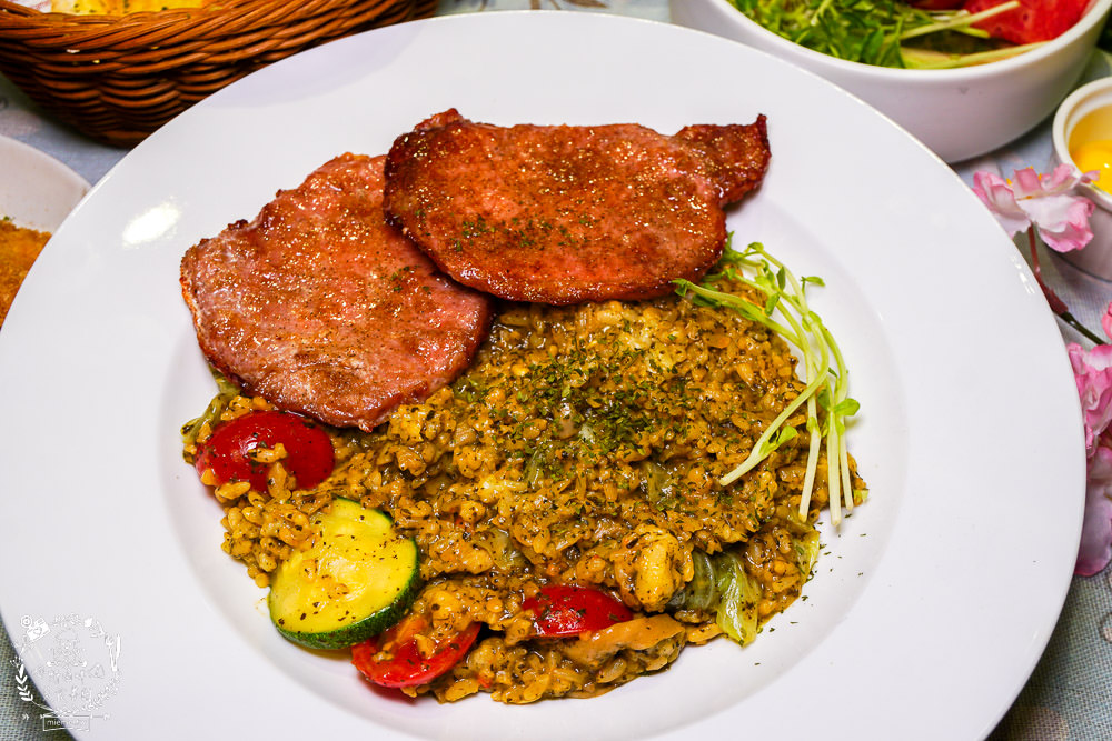 喝啥＆一日三餐|高雄488元就能品嚐到超澎湃的雙人龍蝦部隊鍋!超平價的複合式餐館回訪率超高!